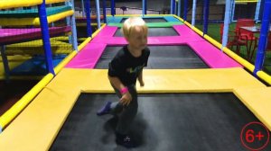 Платон играет с мамой на батуте в развлекательном центре для детей