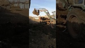 как грузит экскаватор юмз