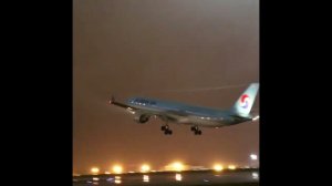 Посмотрите, как ночью эффектно взлетает Airbus A330 Korean Air