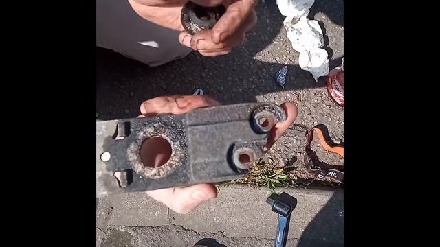 Replace lower radiator mounting bracket on Vauxhall Astra смотреть онлайн