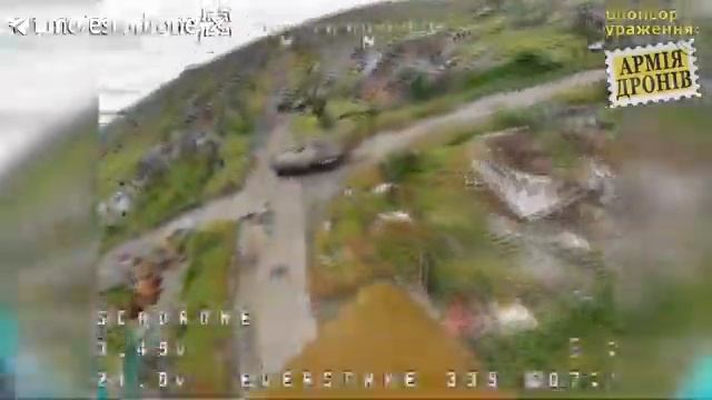 Украинский FPV дрон-камикадзе попадает в российскую БМП