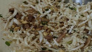 Салат с пекинской капустой,сырыми шампиньонами и фисташками
