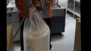 Латексная подушка. Из Таиланда сувенир. Фабрика латекса на Пхукете.