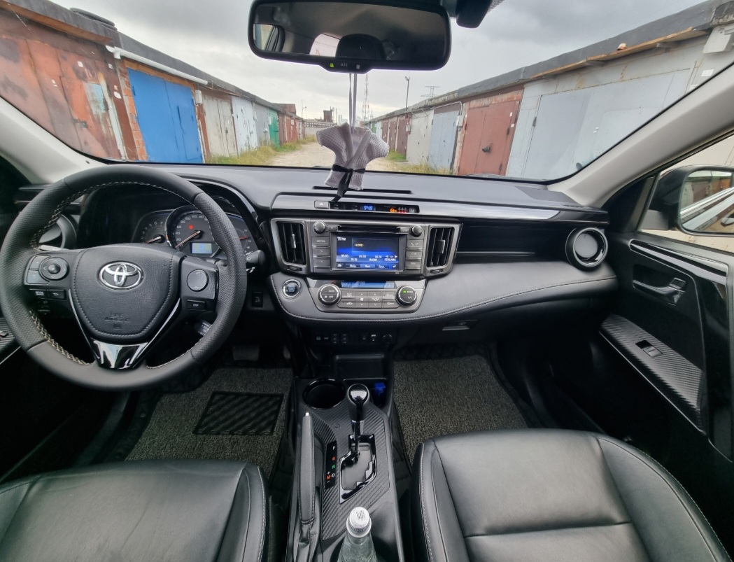 TOYOTA RAV4. Элементы салона в черный глянец.