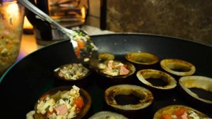 Фаршированные баклажаны на сковороде.