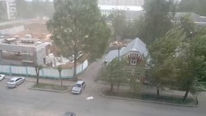 Ураганный ветер в Кирове сорвал рекламный стенд