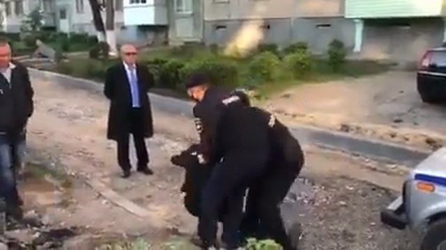 Кандидат от ЕР вызвал полицию на недовольного избирателя .Новочебоксарск.Чувашия. смотреть онлайн