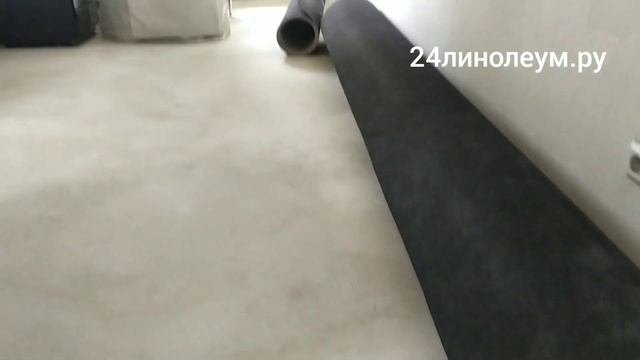 Клеем линолеум в однокомнатной квартире