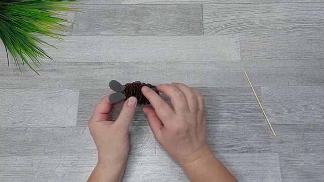 НОВОГОДНИЕ ПОДЕЛКИ из ШИШЕК. Зимние поделки своими руками. Новогодняя композиция "ЗАЙЧИКИ" смотреть онлайн