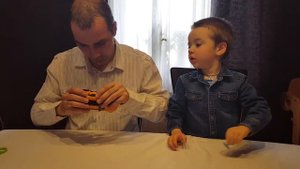 Трансформер Бамблби превращающийся в Шевроле Камаро.