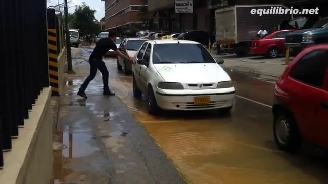 СВЕРХ ЧЕЛОВЕК ПРОШЕЛ СКВОЗЬ АВТО! ЭТО ВООБЩЕ РЕАЛЬНО? смотреть онлайн