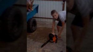 Чувак пилит пилой