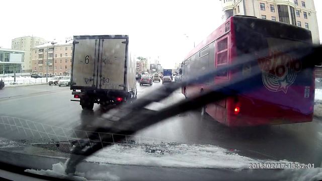 Как кретины поворачивают в Казани направо 17.02 .2016 г. Рено Сандеро 621 смотреть онлайн