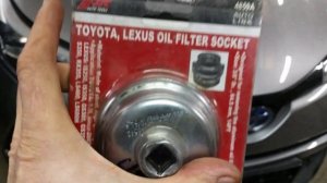 Toyota C-HR 1.8 Hybrid  2017 г. Меняю масло, снимаю  карту водительской двери .