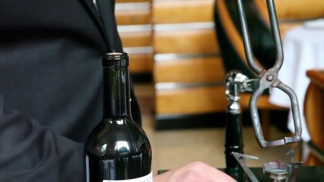 Самый крутой способ откупоривания бутылки вина без штопора смотреть онлайн