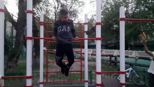 Средние элементы на турнике!!! смотреть онлайн