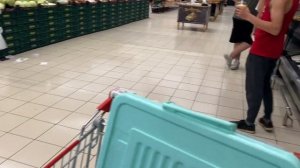 Тбилиси. Супермаркет «Carrefour» в торговом центре «East Point». 22:30- время бежать к кассе.