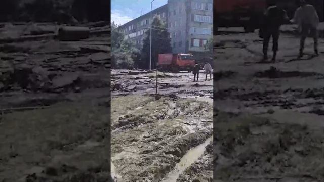 Машины, дома, огороды под толстым слоем из камней и грязи — так выглядят окрестности Владикавказа