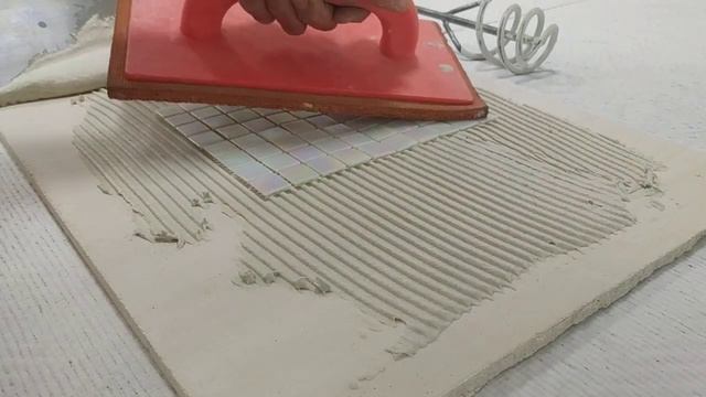 Как мы привычно клеим мозаику на цементные клея смотреть онлайн