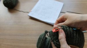 Вязание спицами_Полочка мужского кардигана с цельновязанной планкой_