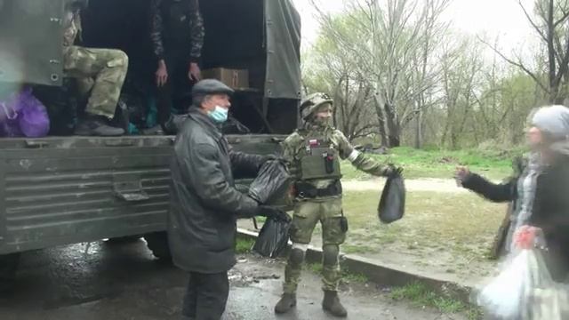 Российские военные раздали гумпомощь в Херсоне.
