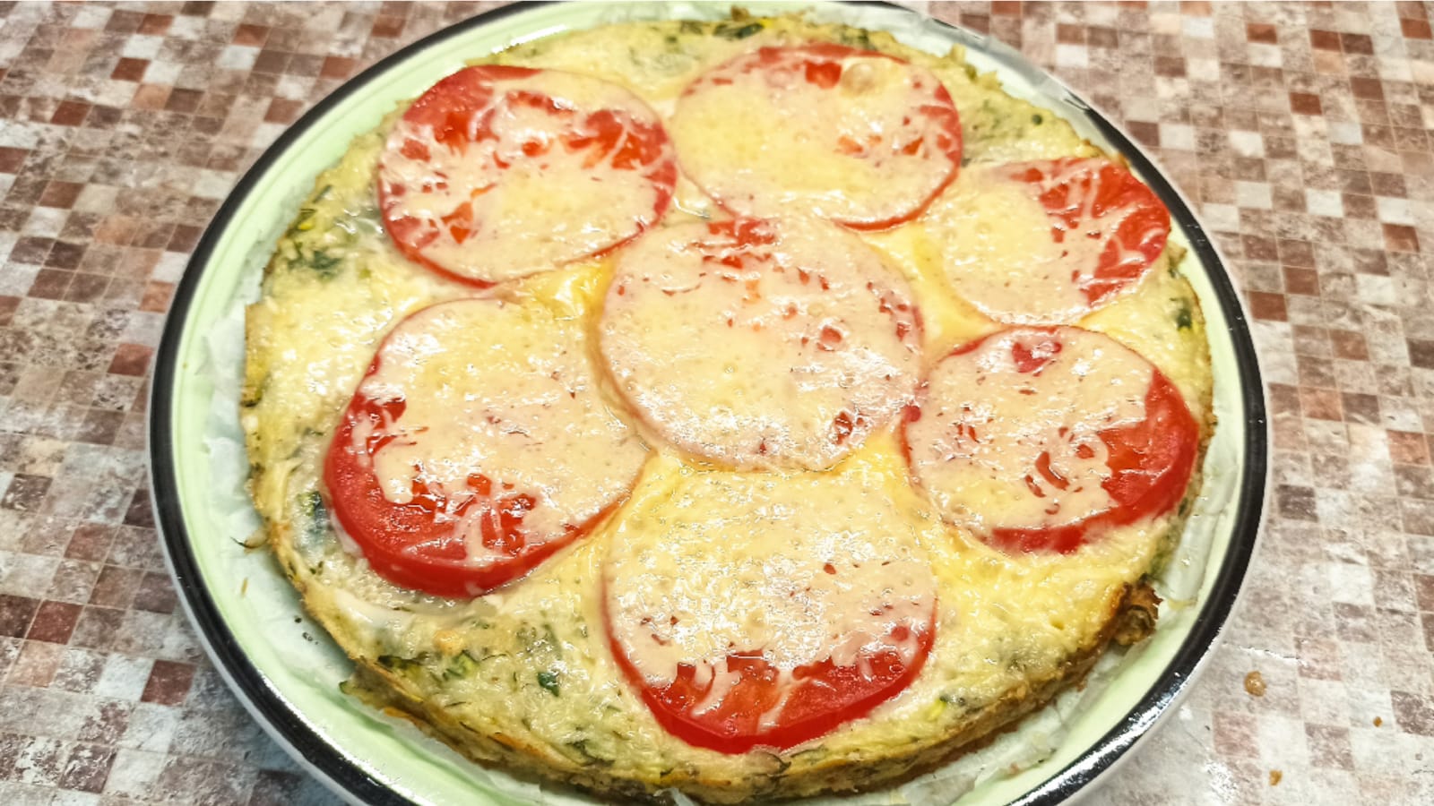 пицца из кабачков на сковороде с колбасой и сыром и помидорами на сковороде рецепт фото 34
