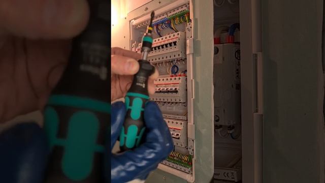 Протяжка электрического щита динамометрической отверткой  WERA