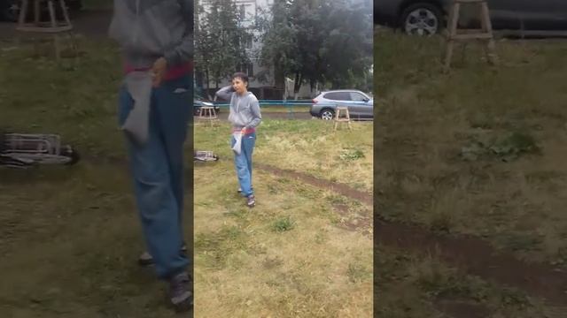 странная девочка танцует брекданс и хипхоп