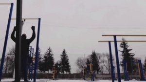 Пари на 1000$.Виконую 40 підтягувань + 40 віджимань на брусах (в -3 морозу)  за мінімальний час