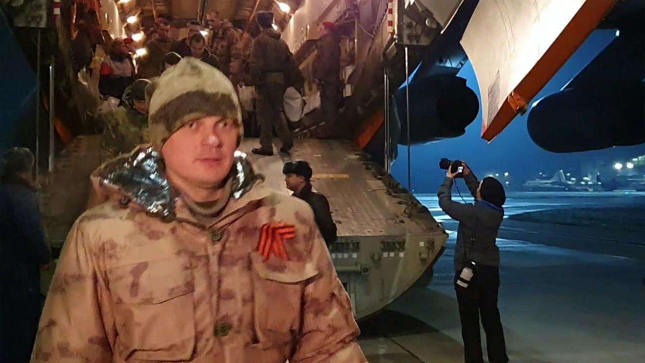 Ночью на подмосковный аэродром приземлился борт с освобожденными из плена военнослужащими РФ.