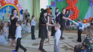 Танец мамочек и сыночков