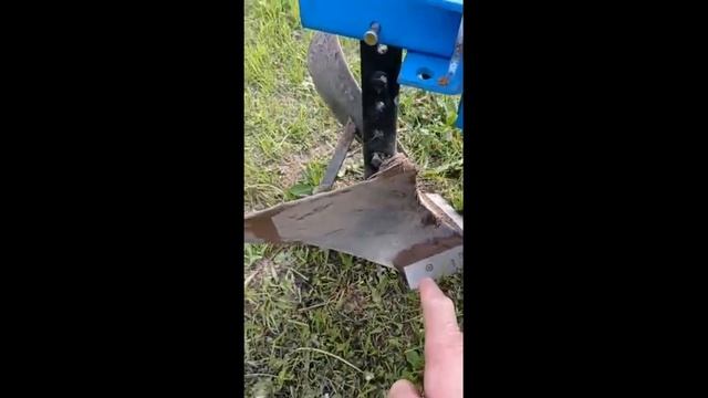 Окучивание картофеля плугом.