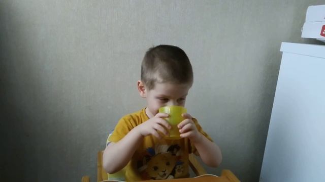 У нас новое достижение! Научились пить из чашки! смотреть онлайн