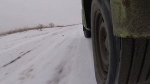 Очень скользкая дорога. На ниве еду на рыбалку.