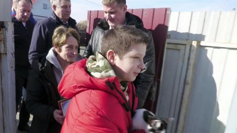 Семье брянского школьника Федора, который был ранен украинскими диверсантами, подарили дом.