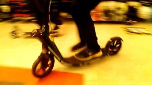 Дрифт на самокате в магазине