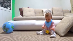 Папа играет с малышом. Катаем мяч который больше ребёнка