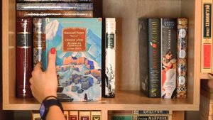 мои книжные полки 2023 // организация книжных шкафов