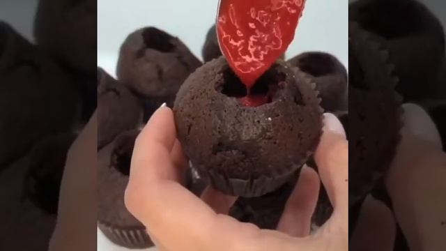 Шоколадные капкейки с начинкой и кремом рецепт смотреть онлайн