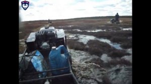 Мотобуксировщик ЖЕЛЕЗНАЯ СОБАКА едет по топкому болоту