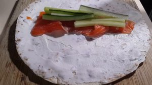 Ролл тортилья с лососем и авокадо. Быстро, вкусно и полезно!