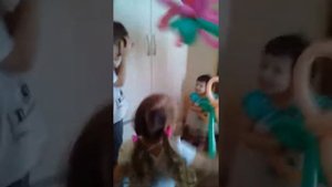 Девочки бьют мальчика