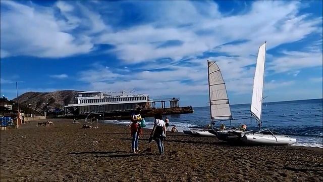 Крым, Судак, Пляж и море в октябре. Снова тепло, последние купальщики смотреть онлайн