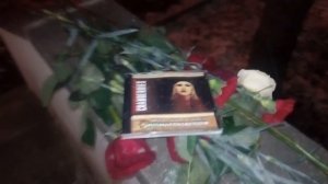 Цветы в память о Долорес О'Риордан у посольства Ирландии 16 января 2018