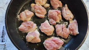 Жаркое с картошкой, куриными бедрами и кетчупом на сковороде