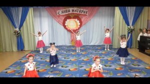 Старшая группа "Пчелки".Песня на день матери