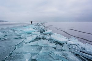 Байкал покрылся трещинами. В них провалились несколько машин / События на ТВЦ