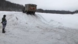 Заезд в горку по снегу на шоссейном давлении