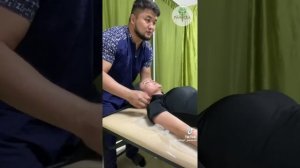 Парень делает массаж для девочек лечения