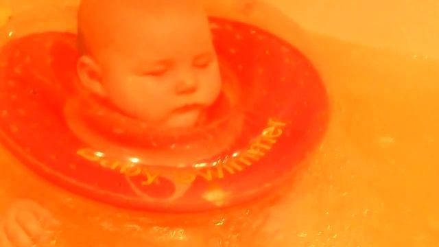 Прикол. Малышка спит в ванной. смотреть онлайн